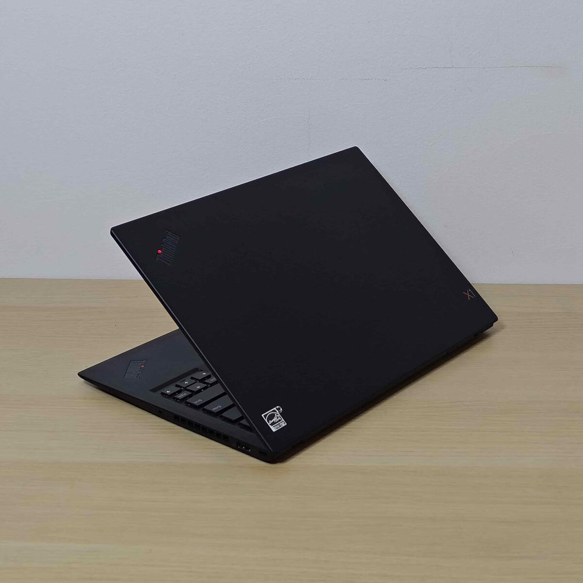 Lenovo Thinkpad X1 Carbon Gen 6 Belakang Kanan Lenovo Thinkpad X1 Carbon Gen 6 Belakang Kanan Butik Laptop